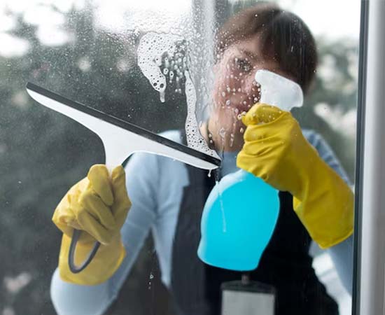 office deep cleaning using spray wipe