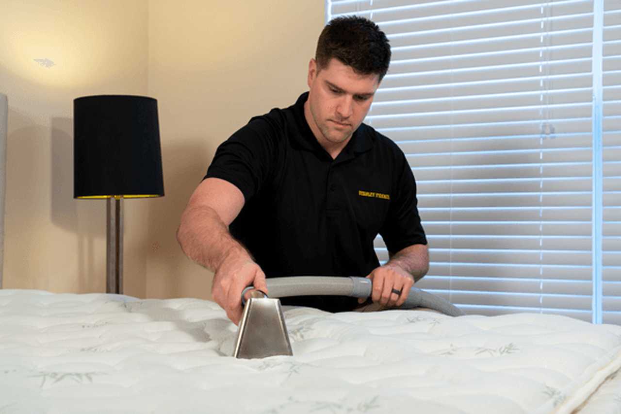 Mattress Deep Cleaning Services done by employee