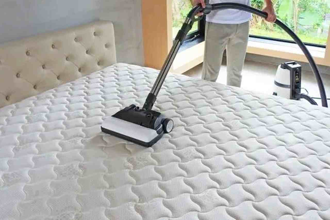 mattress cleaning services in Chennai employee clean mattress